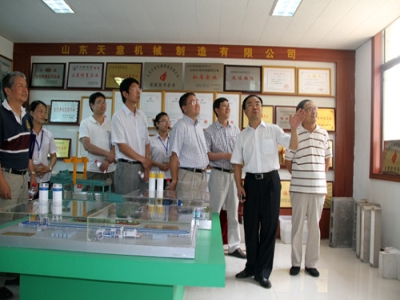 2012.7.28日山東天意兩項(xiàng)科技成果鑒定順利通過，北京領(lǐng)導(dǎo)專家，到我公司參觀指導(dǎo)