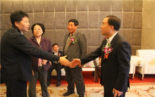 國家發(fā)展改革委資源節(jié)約與環(huán)境保護(hù)司牛波處長（和劉總握手）、全國墻材革新工作委員會會長滕軍力（女士）